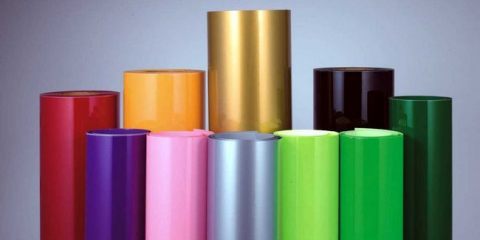 Как да залепите самозалепващо фолио върху мебели без мехурчета?